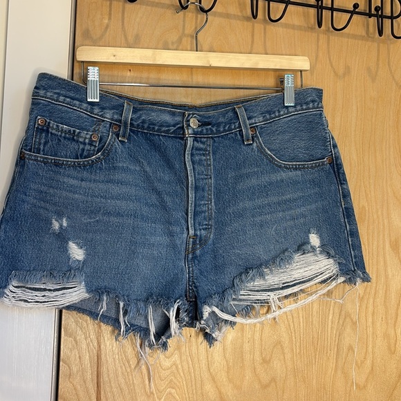 Levi’s Women’s 501 Shorts Denim Cutoff Button Fly Size 33 - Picture 3 of 9